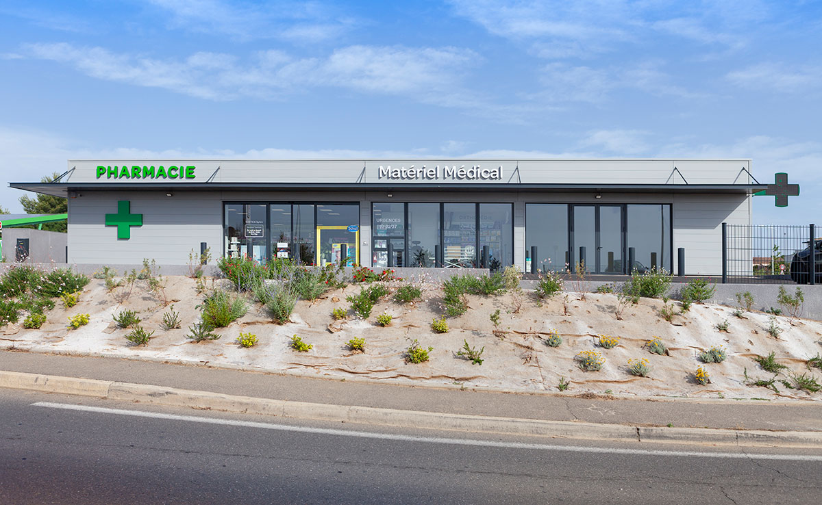 Pharmacie Bastide, enseigne, façade et aménagement intérieur, officine